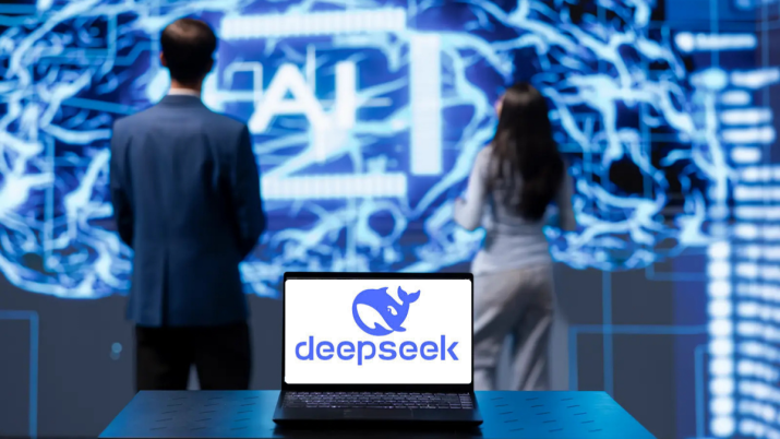 Duas pessoas olhando tela com os dizeres AI com um cérebro desenhado em led atrás. Em primeiro plano, computador com logo da IA chinesa DeepSeek na tela