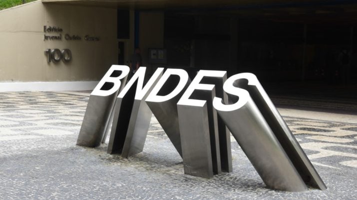 Logo do BNDES em frente à sede do banco no Rio de Janeiro